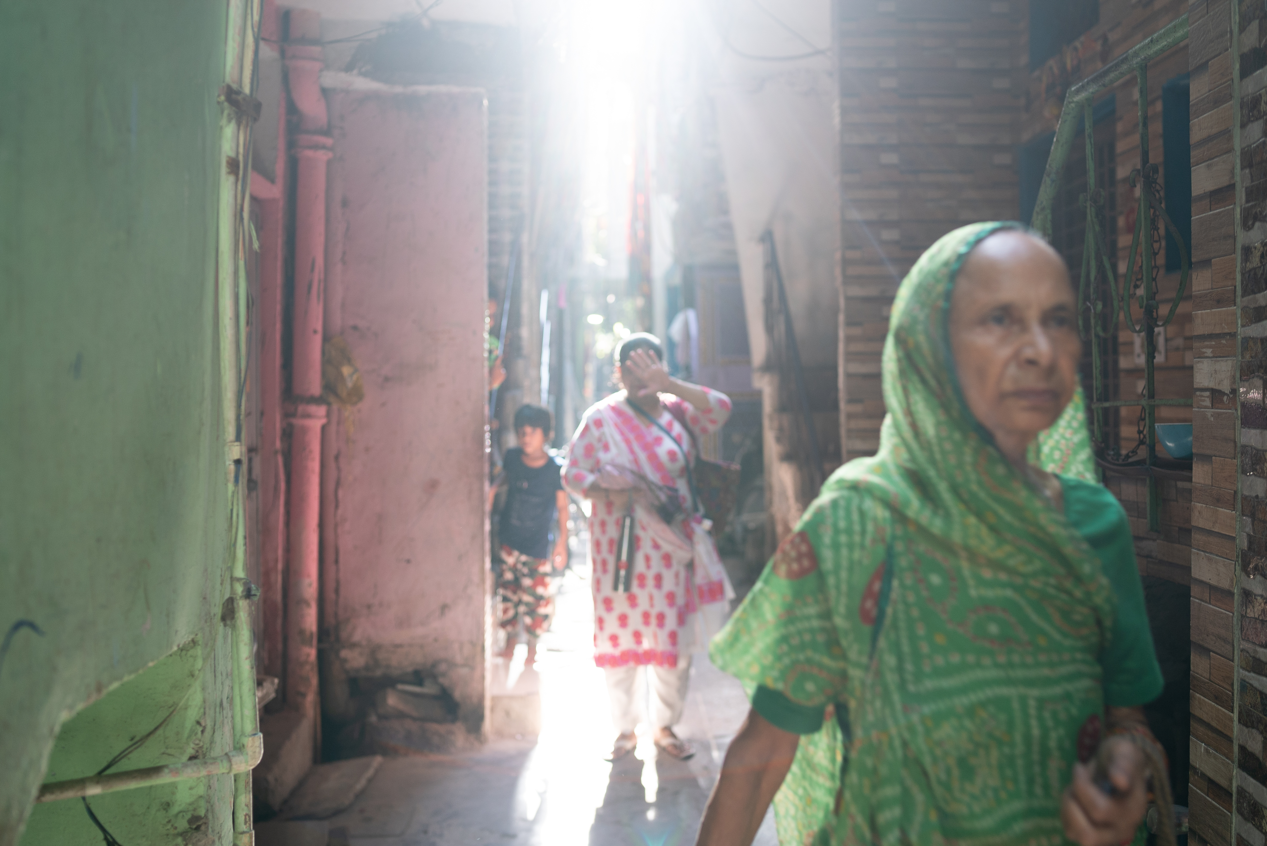 Women try to combat the heat during Delhi's heatwave in June. (Photo credit: Bhumika Saraswati)