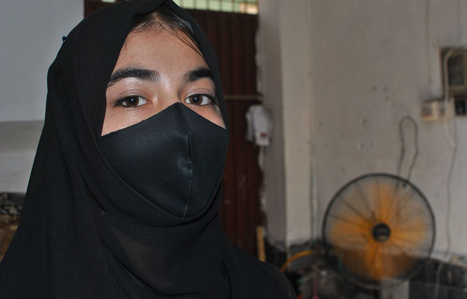 Malala Wahab, a 15-year-old living in the Afghan Colony area of Peshawar, Pakistan, has battled headaches and nausea in worsening heat. Credit: Saba Rehman