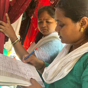 Anjali Girkar and Swati Kurne conduct a door-to-door survey in a crowded Mumbai neighbourhood amidst extreme heat conditions in April, 2025. Amitha Balachandra/Climate Resilience for All