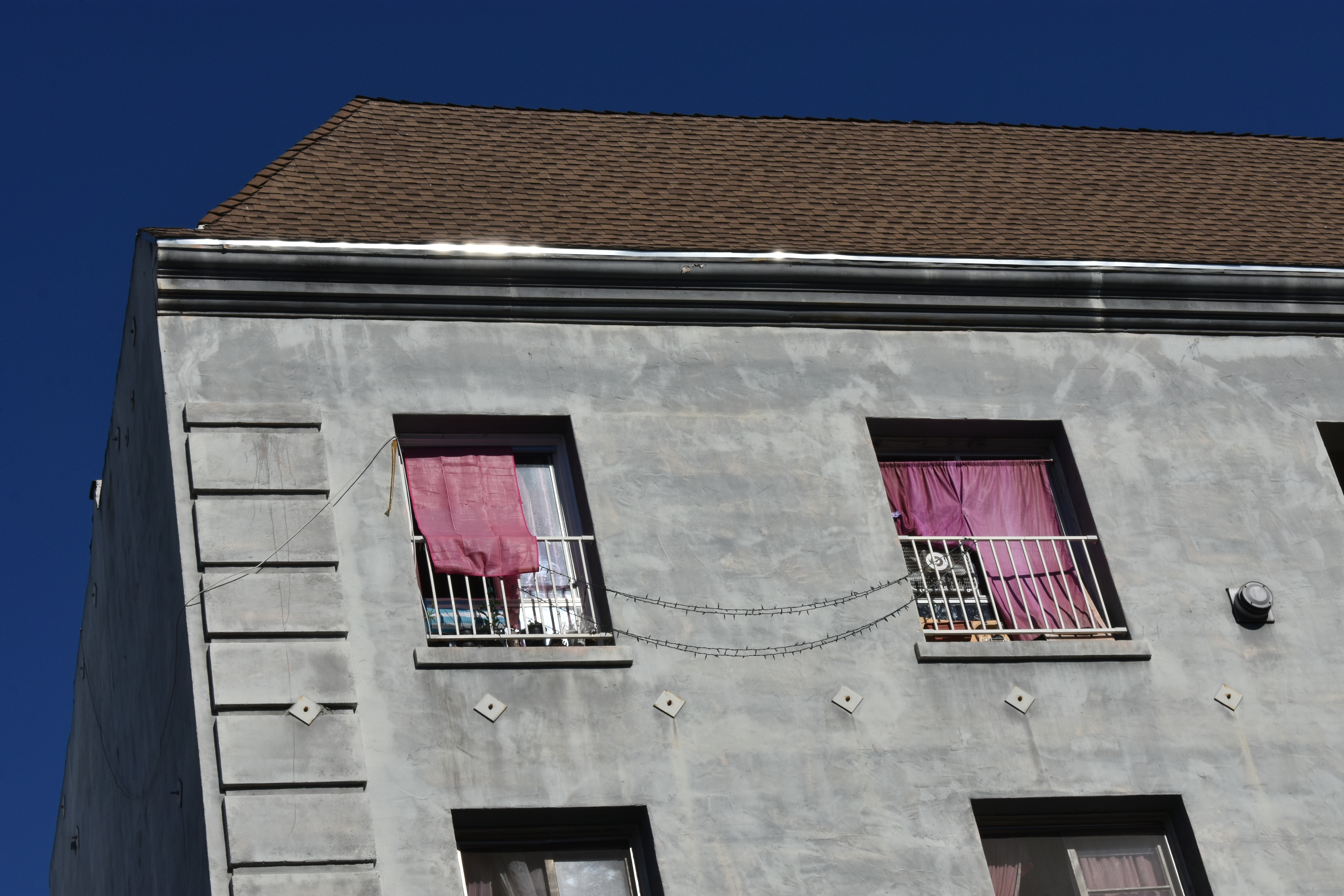 Los Angeles has more than a million aging rental units, hundreds of thousands with no air conditioning and no shade, such as this building in Koreatown. September 7, 2025. Climate Resilience for All/Rachel Parsons