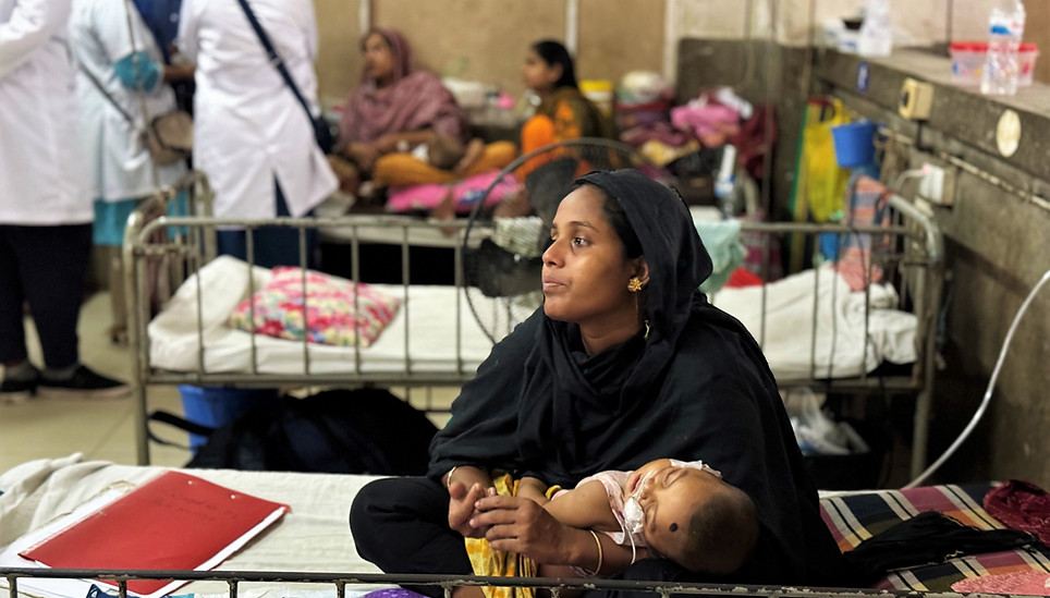 A mother at Dhaka Shishu Hospital holds her ill child amid a heatwave in June 2024. Credit: Mosabber Hossain